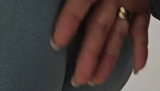 Fremder mit riesiger erektion, ejakulat im u-bahn-zug auf zufälligen strumpfhosen des mädchens