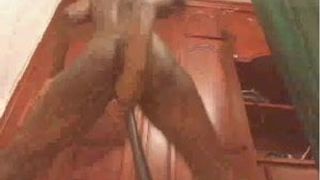 Nera latina magra gioca e succhia una mazza e una figa stretta in esclusiva