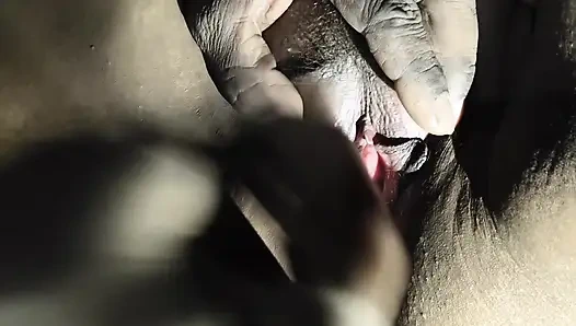 Meine stiefmutter lutschte meinen schwanz und ich steckte meinen finger in ihre muschi