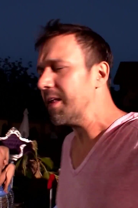 Υπαίθριο άγριο γαμήσι DP με ξανθό μωρό με τατουάζ