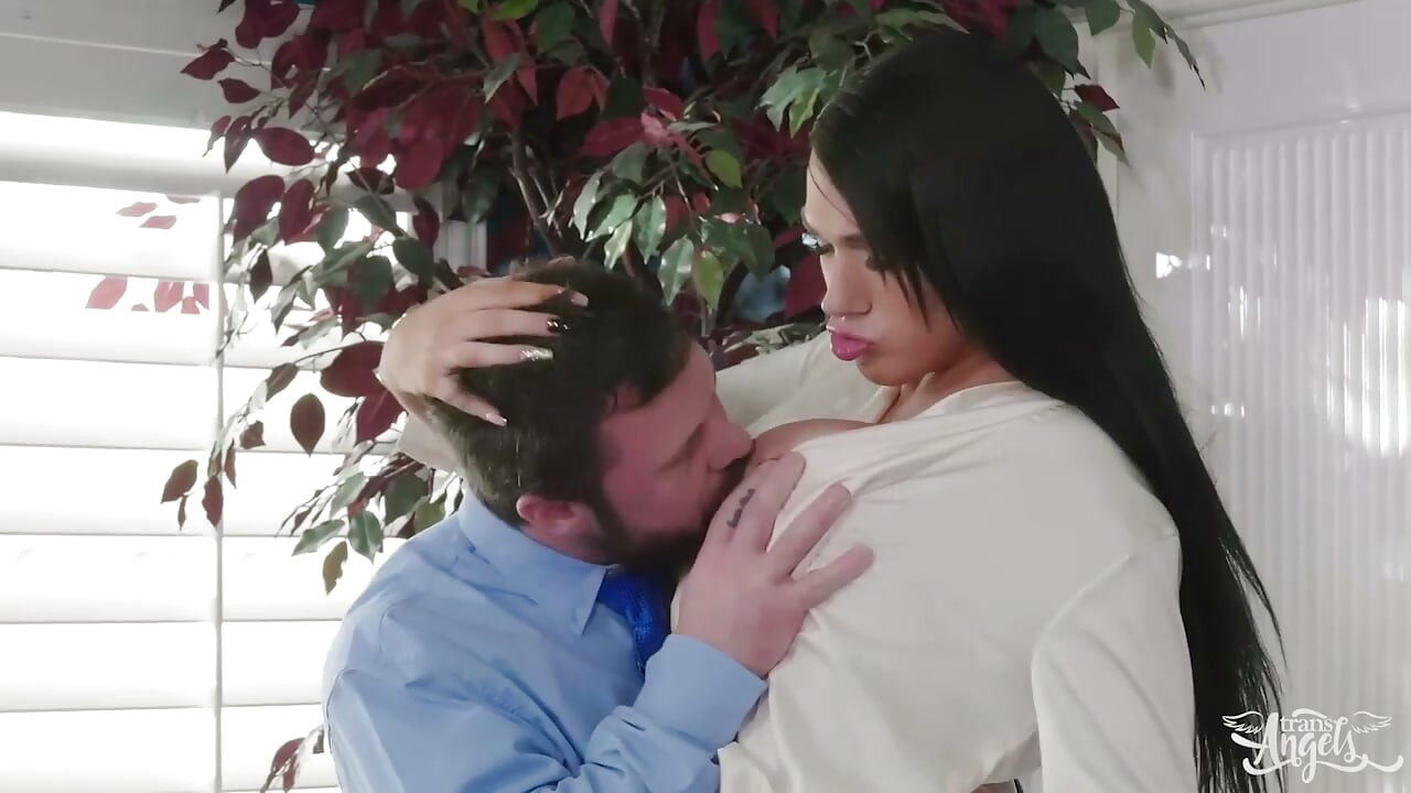 TRANS ANGELS - Geile meid met grote tieten Aspen Brooks vindt haar schoonfamilie alleen na het diner en neemt de leiding over zijn kont