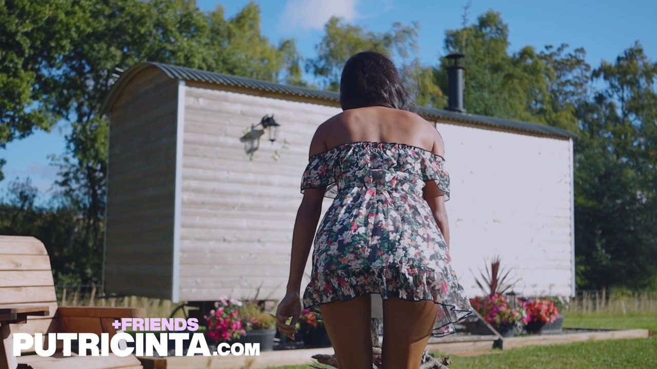 Сексуальна красуня Putri Cinta грає зі своєю мокрою пиздою за межами її дерев'яного місця