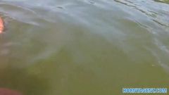Kåtagent bikiniflicka med stora tuttar knullade vid sjön