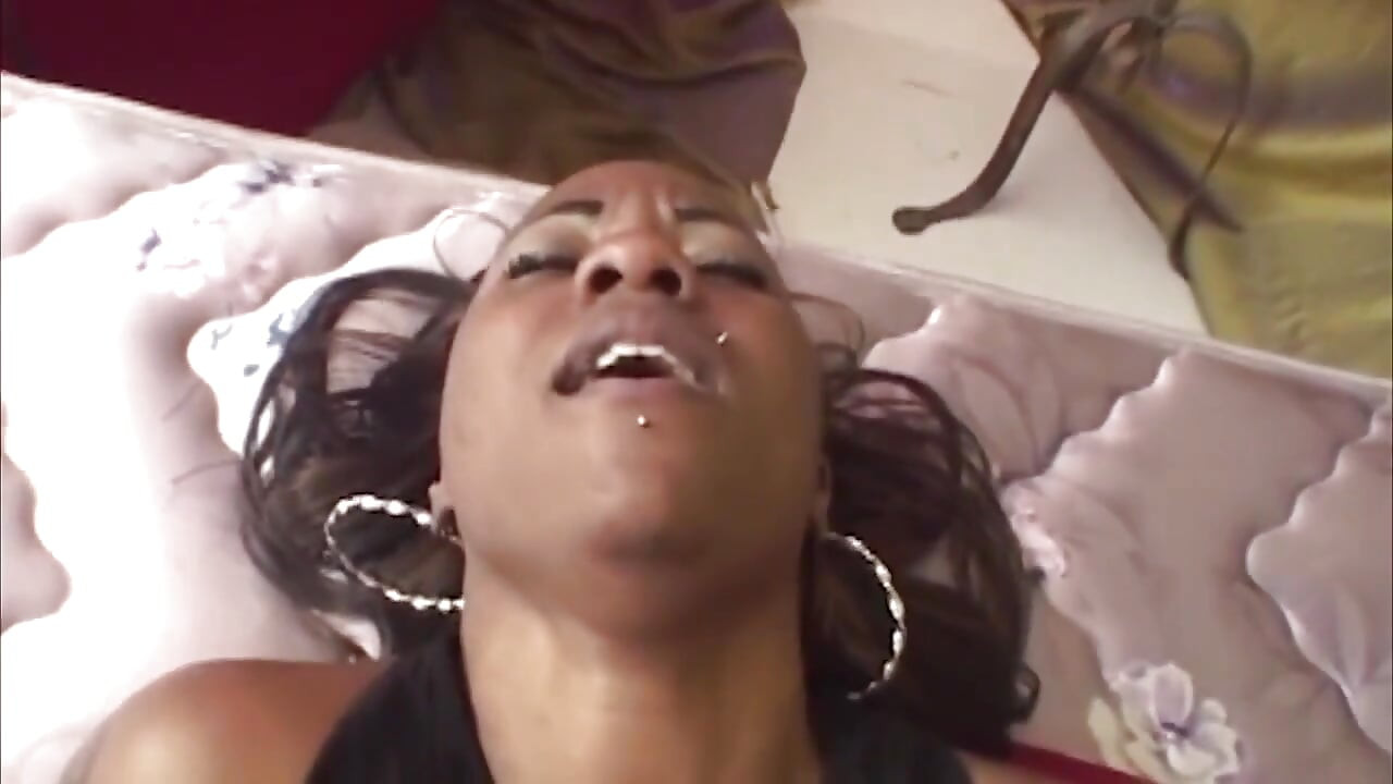 Ébano amador milf leva pau branco e facial