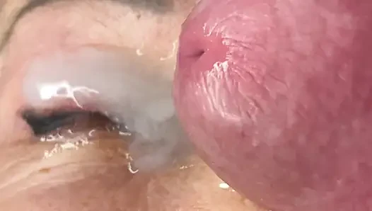 Orta yaşlı seksi kadın son derece yakın çekim göz orgazmı