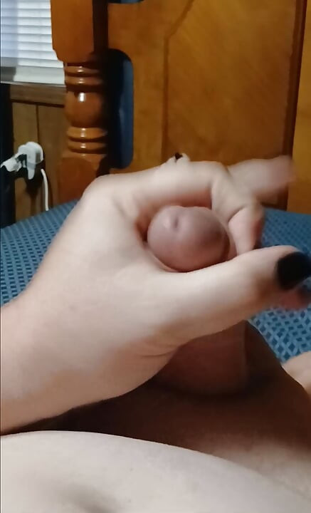 Banci zakar kecil yang pemalu gemuk dalam latihan pancutan mani dan makan air mani dari kamera