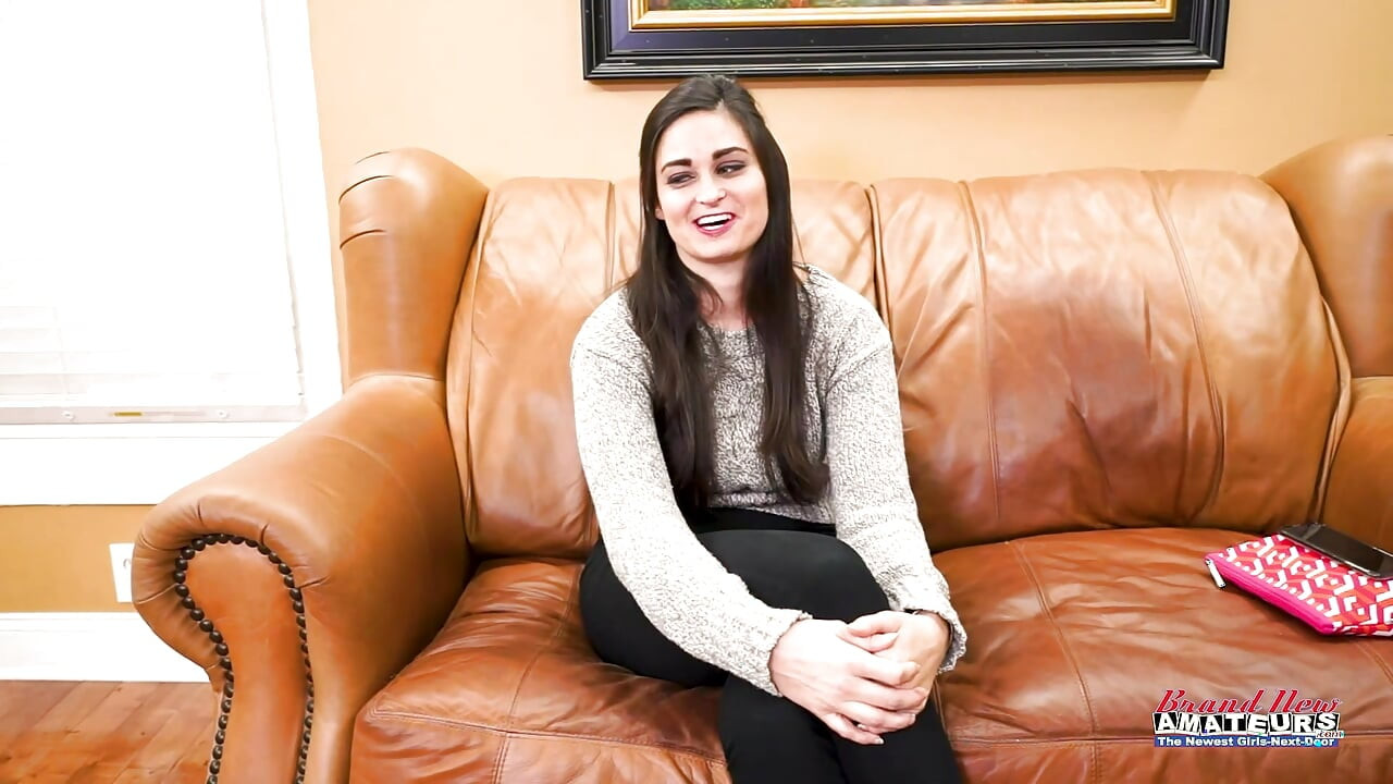 Peituda morena Elliott faz garganta profunda em um pau e é fodida em estilo cachorrinho!