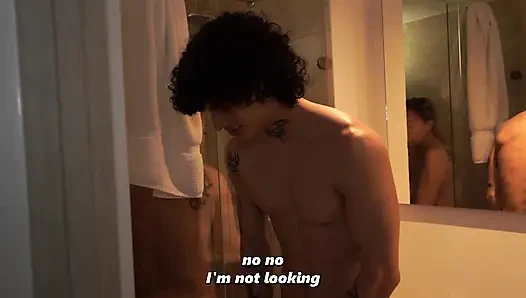 Пасынок шалости крадет полотенце его грудастой мачехи, оставляя ее замерзающей голой.