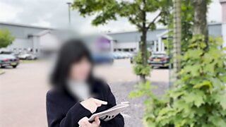 Straatinterview. Een echt vreemd meisje beantwoordt intieme vragen en wordt misleid tot masturbatie voor de camera