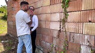 Italiaans meisje zuigt de pik van haar vriendje BUITEN