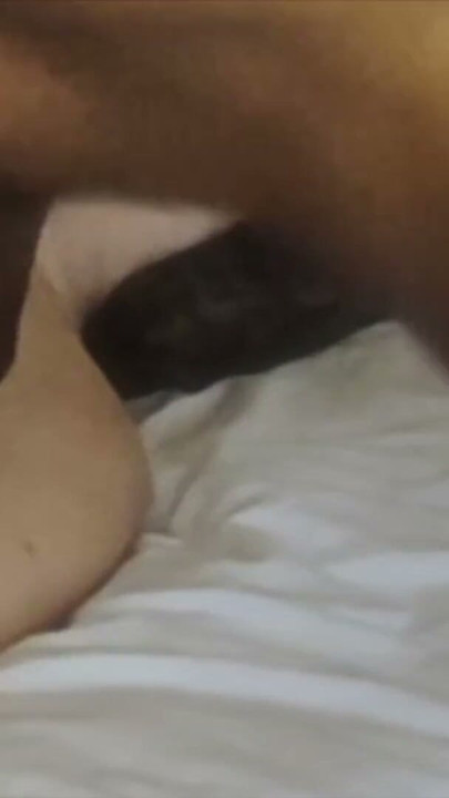 Anne Marie, MILF BBW peituda e curvilínea de 56 anos, esposa britânica, é pega pelada na cama pelo entregador em casa | Clipe 1