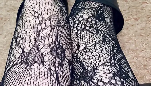 Ich spiele mit meinen beinen in sexy strumpf und stiefeln