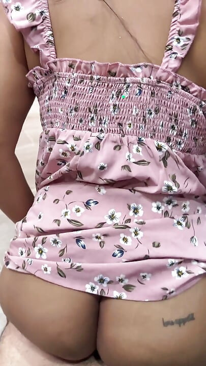 Encantadora morena com belos lábios chupa deliciosamente