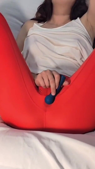 Istri masturbasi dengan vibrator tongkat setelah kelas yoga | Klip 1