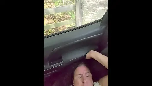 Cewek beruntung ini dientot gaya doggy di taman!