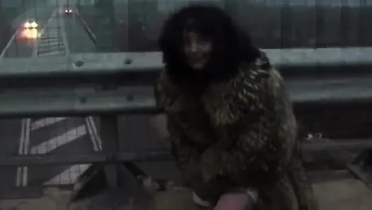 Azgın orta yaşlı seksi kadın otoyol macerasında büyük dildo dolduruyor