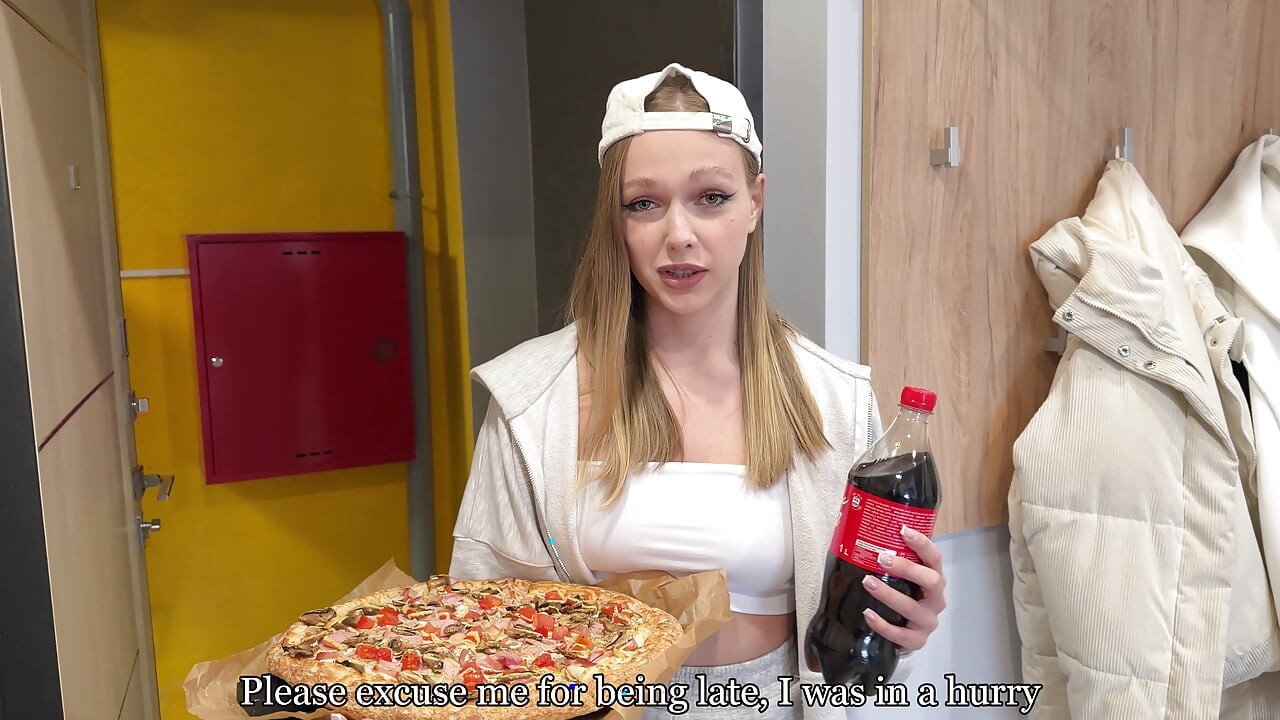 ZIMNA PIZZA? ZDEJMIJ SPODNIE I PRACUJ Z OTWORAMI