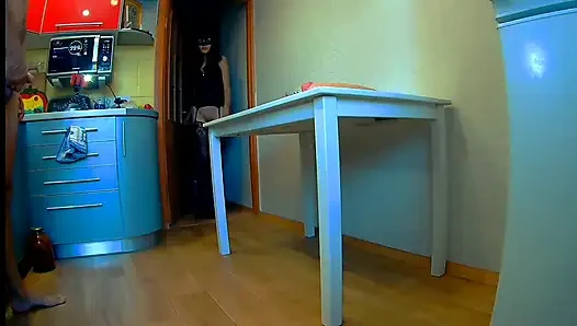 Peregangan pantat di meja dapur