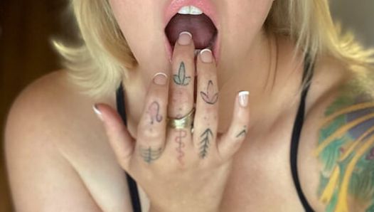 Une bonne fille a besoin d’une vraie bite, bâillonnement sur les doigts, bave, masturbation, orgasme