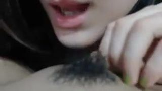 Des brunes sexy baisent avec la langue