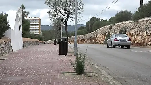 Hatun arabada mastürbasyon yapıyor sonra emiyor ve büyük bir yarağa biniyor