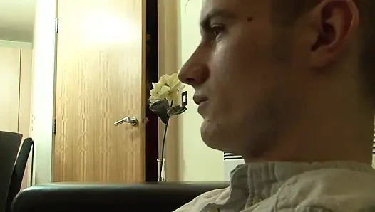 Büyük götlü esmer mutfakta sert sikiliyor ve sağıyor