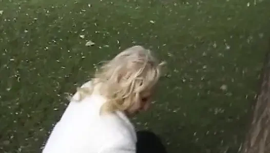 Boneka pirang Jerman seksi menggosok memeknya dalam adegan solo