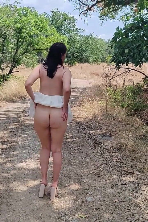 Niewolnik Tih zostaje ukarany, aby pokazać swoją nagą cipkę na autostradzie