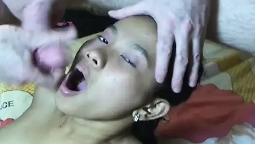 Özel Filipinli amatör sarah gırtlağına kadar alıyor, işiyor, sert seks, iki kez ağzına boşalma.