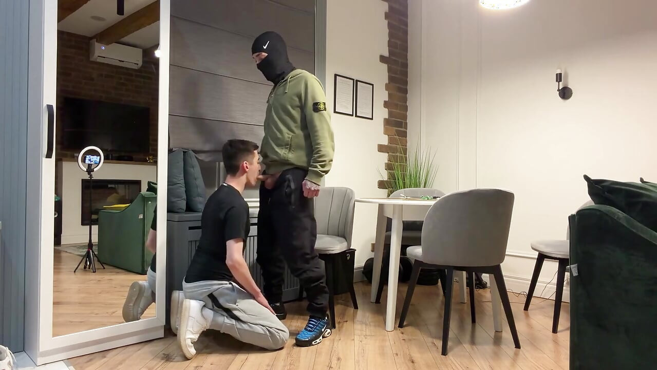 Sex incitant homosexual cu adidași și șosete murdare