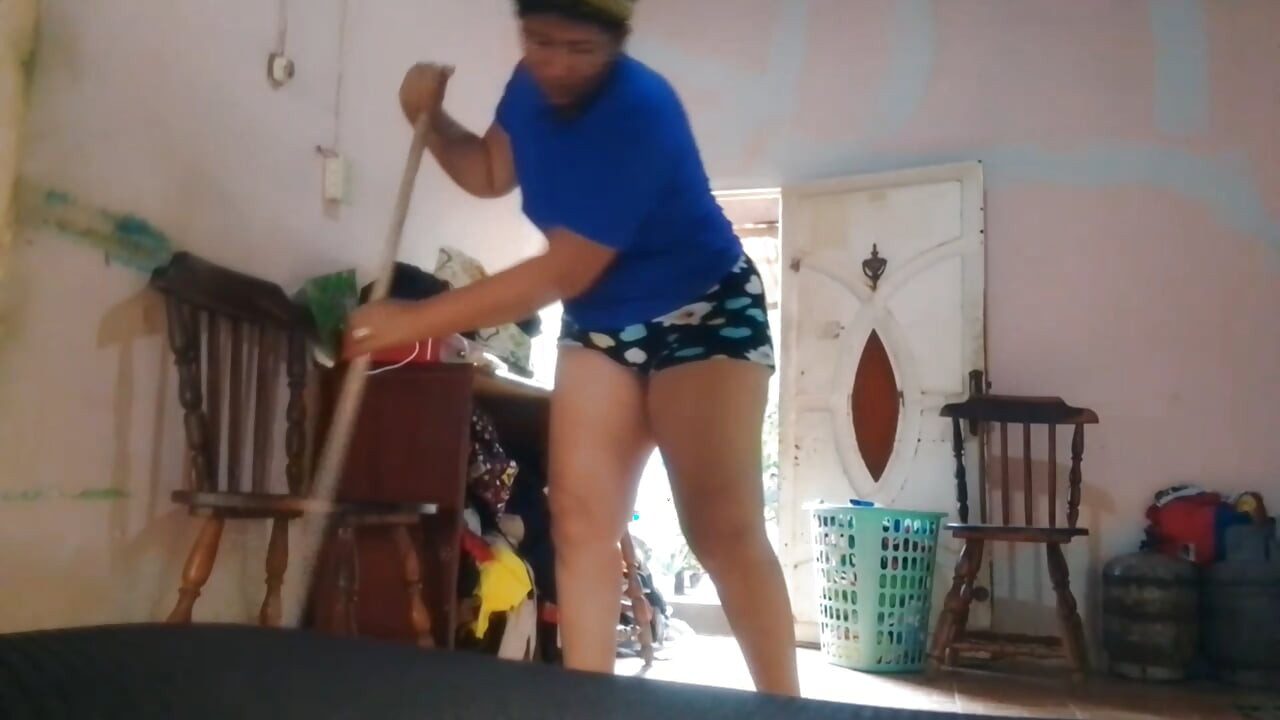 Sviđa mi se što vidi moju veliku guzicu i masturbira gledajući
