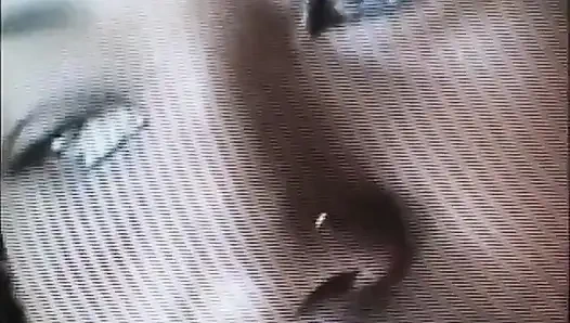 Siyah ve beyaz amcık yalıyor bahçede öpüşüyor