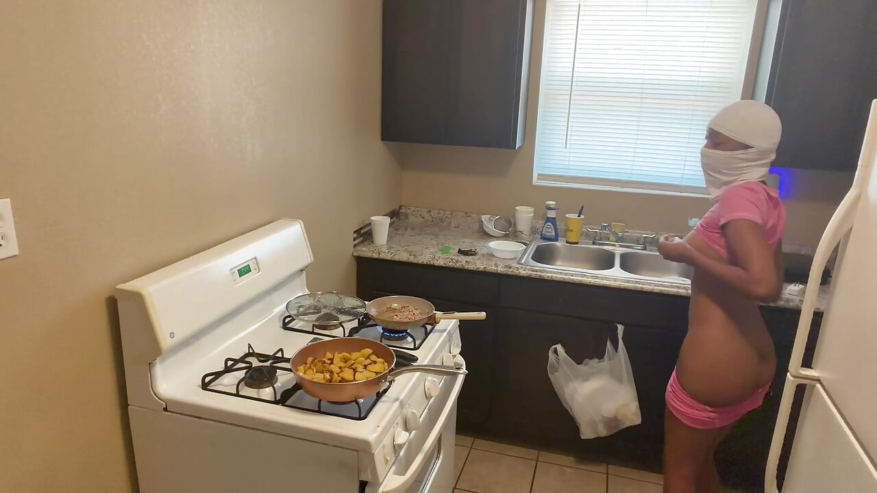 Hot babe naked making breakfast for her boyfriend m