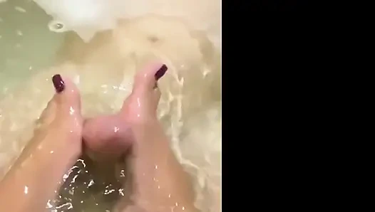 Footjob dan pemujaan kaki dewi kiffa di bak mandi