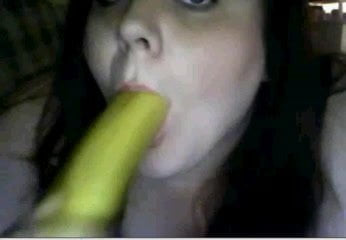 Meisje van ons deepthroat een banaan op chatroulette heet