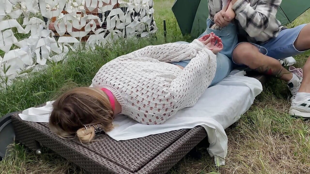 Blonda capturată: gura căluș și gâdilată