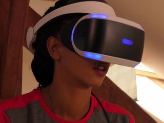 У Isabel новая игра в ее PlayStation VR, но ей нужно ..