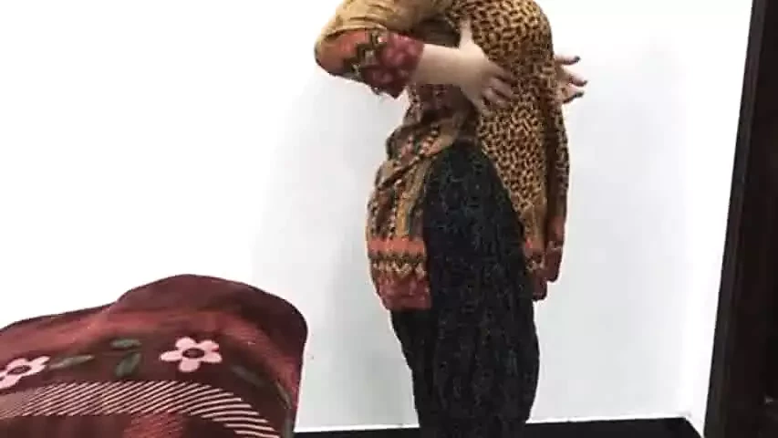 Wanita muslim seksi lagi pamer toket besarnya sambil ngusap memek sempitnya