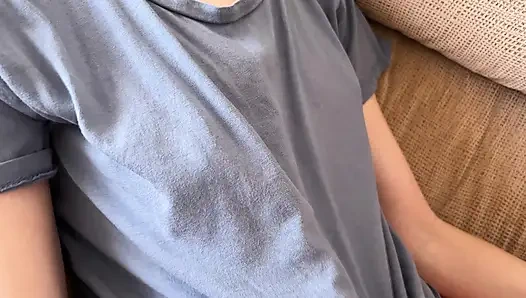 Adik tiriku yang nakal ngasih aku crot di toket remajanya, ngocok kontol dengan lembut