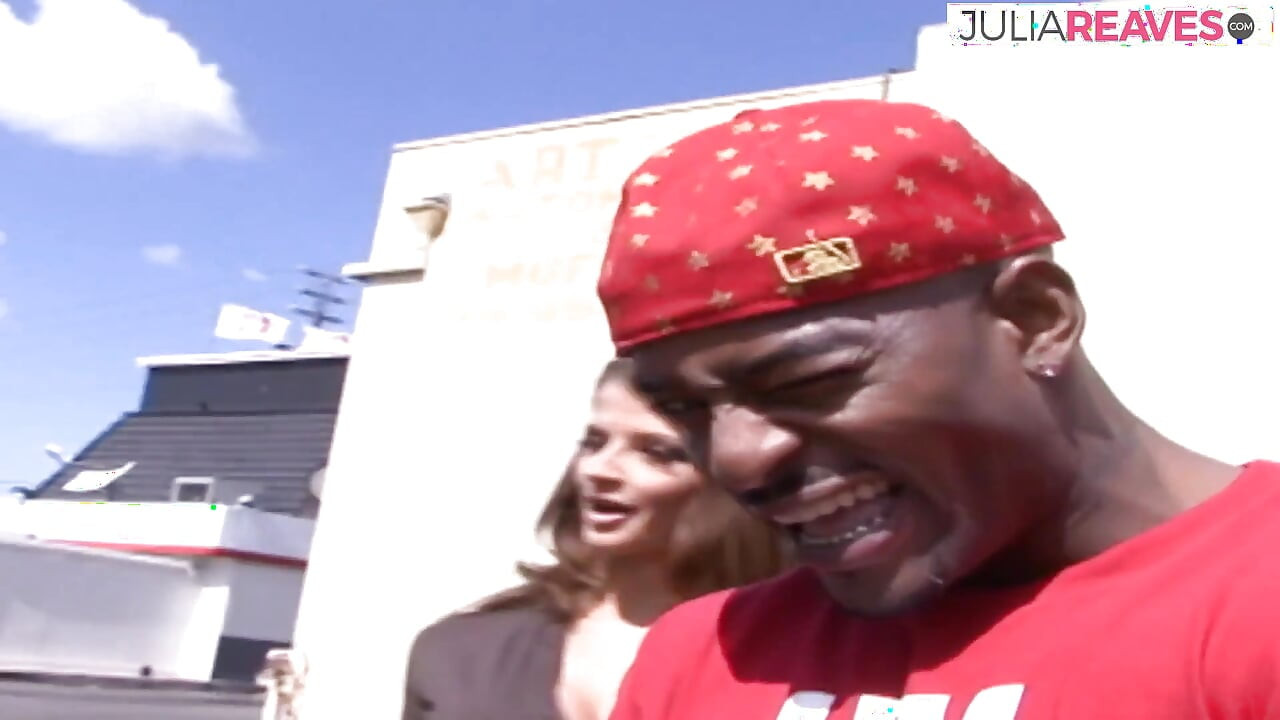 Milfka udeřila obřím ptákem