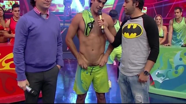 COMBATE Israel Dreyfus show his pelvis