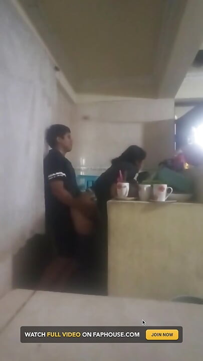 Empregada fodida na cozinha (minha esposa quase nos descobriu)