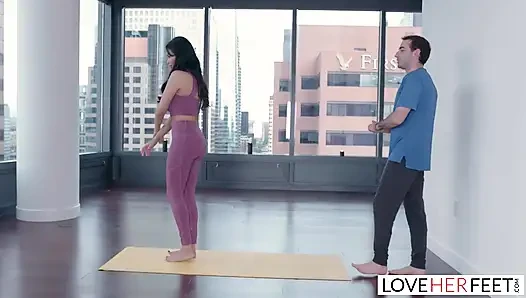 Anissa Kate с большими сиськами трахает своего инструктора по йоге во время сессии