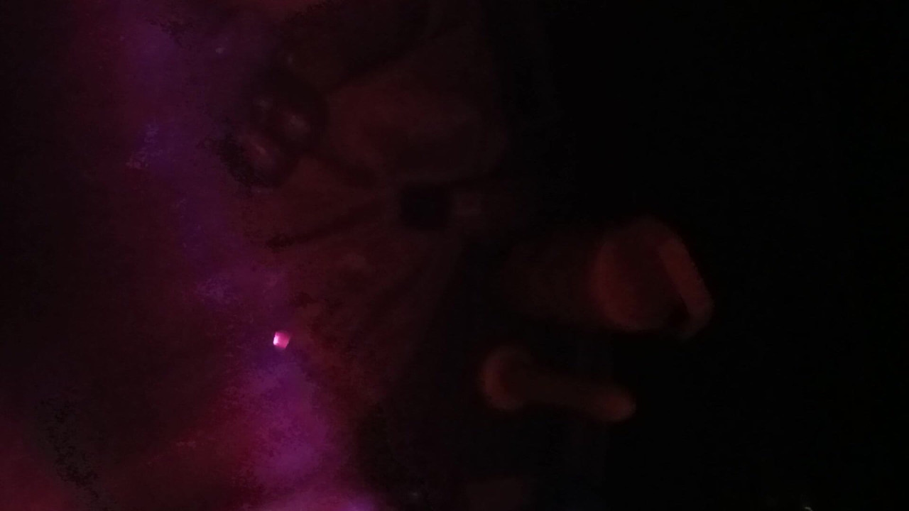 只是一些大黑鸡巴茄子让你欣赏。几乎在它完全勃起。告诉我你的想法。