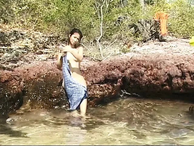 女孩在浅地玩耍