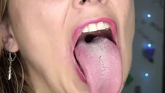 Aynanın önünde uvula, dilim ve ağzımla oynuyorum