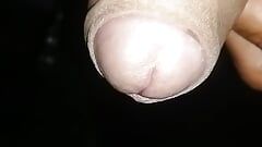 Chico indio masturbando la mano