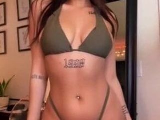 Här cums Ashley hott & hennes frodiga & sexiga bikini kropp