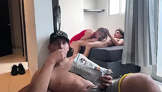 Ich gebe vor, ein Fremder zu sein und ich nutzt die Gelegenheit, die Frau meines Nachbarn zu ficken, die einen dicken arsch hart hat.