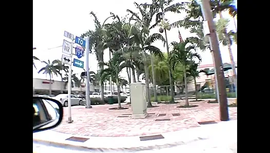 Cewek hot rambut cokelat dientot habis-habisan di luar ruangan dan toketnya dicrot sperma hangat